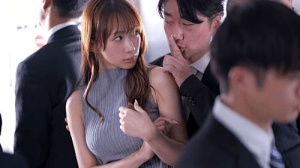 Thanh niên làm liều cạ chim vào đùi gái trên toa tàu điện đông người Alice Hana