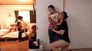 Em trợ lý sản xuất JAV bị đạo diễn và diễn viên nam bắt "phục vụ" tại trường quay Nene Yoshitaka